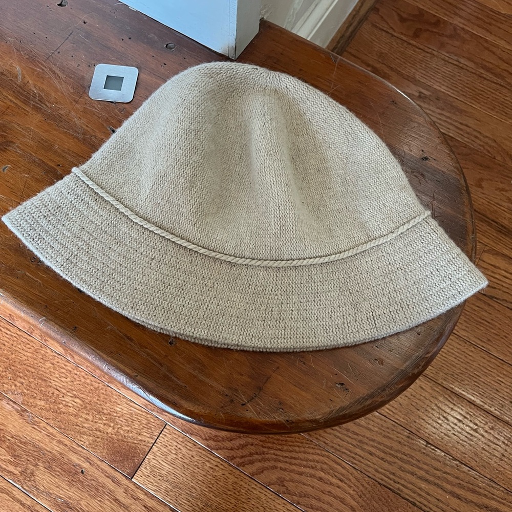 Banana Republic woman’s oatmeal bucket hat in S/M - Picture 3 of 7